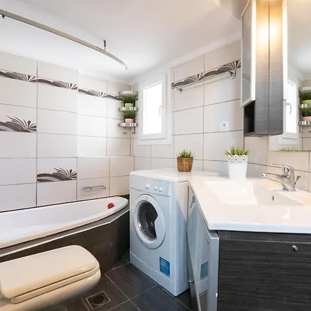 F & B Collection - Flat For 4 *