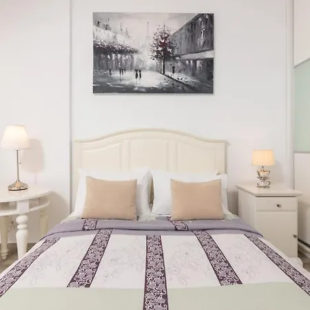 F & B Collection - Flat For 4 Apartmán *