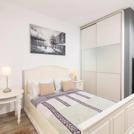 F & B Collection - Flat For 4 Apartmán *